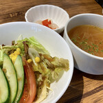 喫茶★レストラン マカロニキッチン - 料理写真:カレー前にベジファースト的にサラダとスープが配膳。