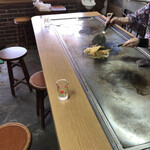 Okonomiyaki Popai - 使い込まれた鉄板。
