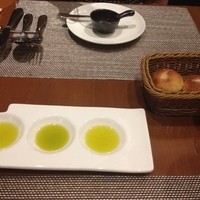 オッジ ダルマット 西麻布店 - パンとオリーブオイル3種