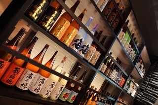 Kamado Shouri To Osake Kurobe - あなたにぴったりの「ひとしな」を見つけて頂くために、くろべでは全国から選りすぐりの焼酎を揃えました。もちろん、富山の地酒をはじめビールやワイン・酎ハイ等も豊富にご用意。心地よいひと時を、お気に入りのお酒とお楽しみください。