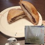 ビッグママ・おいしいパン屋さん - ビッグママさんといえば・・な天ぷらパン　訪問時は揚げたてではなく、厳重にくるまれてたミャ