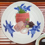 料亭 大宮 一の家 - マグロとハタのお造り。
      美味し。
