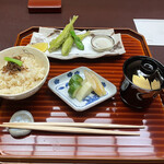 料亭 大宮 一の家 - 公魚の香り揚げとじゃこ有馬煮ご飯、赤出汁、香の物。
      美味し。