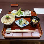 料亭 大宮 一の家 - 公魚の香り揚げとじゃこ有馬煮ご飯、赤出汁、香の物。
      美味し。