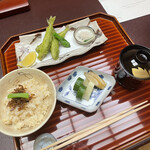 料亭 大宮 一の家 - 公魚の香り揚げとじゃこ有馬煮ご飯、赤出汁、香の物。
      美味し。