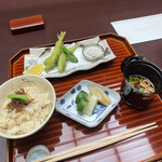 料亭 大宮 一の家 - 公魚の香り揚げとじゃこ有馬煮ご飯、赤出汁、香の物。
      美味し。