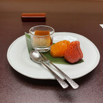 料亭 大宮 一の家 - デザートのプリン、蜜柑、苺。
      美味し。