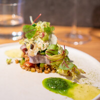 フナシェフ - マグロの炙り スペルト小麦とベーコンを炒めて、 根セロリのサラダ、レムラード、 エンダイブなどの春のサラダ、 大葉のソース、 牧草のパウダー