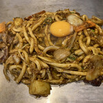 Okonomiyaki Teppanyaki Tougi - 牛肉カレー焼うどんのアップ