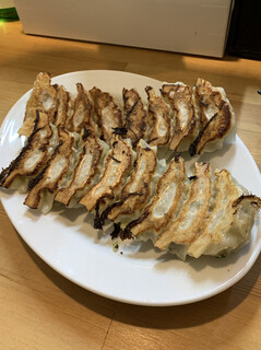 ギョーザ泰三 - 焼き餃子としそ餃子