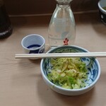 丸八とんかつ店 - 熱燗にお新香
