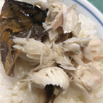 越田商店 - 身をほぐしてご飯の上にトッピング