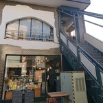 Tegami Sha Sekando Sutori - 外観、お店は二階