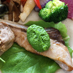 食堂nogi - お魚
      塩焼きブリに野菜ソース♬