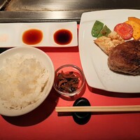 神戸牛すてーきはうす香西 - 肉肉しい特撰黒毛和牛ハンバーグ150gは、にんにく醤油やポン酢、岩塩と共に、1粒1粒クッキリ粒立ったライスは平茸としその実の佃煮付き