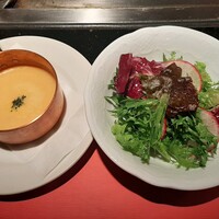 神戸牛すてーきはうす香西 - 鉄板の上で温められたコーンスープはこっくり濃厚でまろやか、サラダの野菜も新鮮でシャキシャキ！