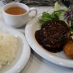 バンビ - 和牛ハンバーグとカニクリームコロッケ 820円(税込)