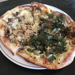 喫茶 虫の音 - 天然酵母ピザのハーフ＆ハーフ