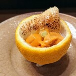 すし処 みや古分店 - 柚子釜、酢飯にフグの白子のすり流しとウニ、白子の天ぷらに醤油をスプレーして火入れ