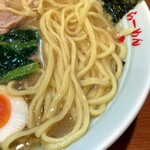 Ippachiya - 麺は平打ちの中太麺で柔らかめ。