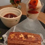 Tir na nog cafe - 今月は①胡桃とラムレーズンのチョコチーズクッキーサンド！
                        ②アールグレイのミルクティーゼリー
                        ③ローズヒップのアイスクリーム