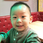 四川料理 川覇王 - 隣のボックス席の中国の男の子。