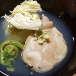 馳走 啐啄一十  - ①湯島大根(熊本県天草産)、宮古島ゼンマイ(沖縄県宮古島産)、蛤(静岡県焼津産、サスエ前田魚店)、蛤&羅臼昆布出汁のお椀
      羅臼昆布の複雑な旨みが連峰の如し。
      蛤の旨みも抜群です。