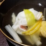馳走 啐啄一十  - ④ホウボウ(山口県上関産)、松葉蟹真薯(鳥取県産)、雪下うるい(山形県産)、利尻昆布&鮪節の出汁のお椀
      プルンとしたホウボウは甘みのある旨み、松葉蟹の旨みが凝縮した真薯は断トツの美味しさ。