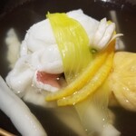 馳走 啐啄一十  - ④ホウボウ、松葉蟹真薯、雪下うるい、利尻昆布&鮪節の出汁のお椀
      利尻昆布出汁は透明感がありながらも輪郭がはっきりしたキレのある味わい、それを邪魔しない血合いを取り除いた鮪節の濃い深みが良い