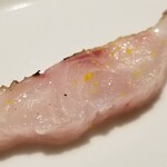 馳走 啐啄一十  - ⑦炙り赤鯥(長崎県対馬列島産、紅瞳、5日寝かせ)
      産卵期は初夏～初秋、旬は晩秋～晩冬
      炙って脂を活性化、濃厚な旨みと甘み、口腔内に余韻を残します