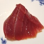 馳走 啐啄一十  - ⑨本鮪赤身ヅケ(宮城県塩釜産、延縄、216kg、8日熟成)
      日本近海の本鮪の産卵期は春～夏、旬は初秋～冬
      日本近海本鮪特有の薫り、微かな酸味と華やかな旨みを感じました