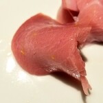 馳走 啐啄一十  - ⑩本鮪背トロ(宮城県塩釜産、延縄、216kg、8日熟成)
      お腹の中トロは濃厚ですが、背トロは同じ中トロでも上品な脂の旨みです
      トロ系統は舌で5秒ホールドすると体温でサラッと融け始めます