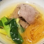 馳走 啐啄一十  - ⑰榊山牛のサッと煮、難波葱、真昆布&いりこ、鰹節、鯖節、あご節の出汁のお椀、
      榊山牛(広島県熊野産)は肉の味が強い！ので出汁通しする位が好み
      お椀もの4杯目だが全て味わいが異なります