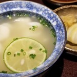 馳走 啐啄一十  - ⑱虎河豚(山口県産)雑炊、利尻昆布&虎河豚出汁
      〆に雑炊が出てきたのは初めて。
      雑炊と言っても主役は出汁で、虎河豚の身からも旨みが染み出し、上品な味わい。
      出汁の匠らしい〆だと感じました。