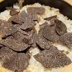 馳走 啐啄一十  - ⑲松葉蟹(鳥取県産)入りトリュフご飯
      ここまでは定番のトリュフご飯なのですが、劇的なアレンジが加わります。