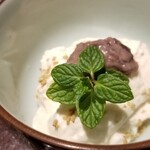 馳走 啐啄一十  - ⑳白胡麻プリンの小豆餡載せ
      モチモチぶるぶるな食感と控えめな甘さ。
      滑らかな口溶け。
      こし餡も溶ける様な円やかさ。
      白胡麻の香りが宴の終演を彩ります。