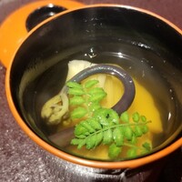 馳走 啐啄一十  - ⑭筍(熊本県産)、ワラビ、真昆布&3年寝かせ本枯節の出汁のお椀
                      3年寝かせ本枯節は旨みが深くお椀の主役、真昆布の調和がとれた穏やかで円やかな味わいとマッチ
                      良いお出汁は野菜で食べたい！を実現したお椀