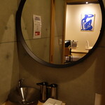 Maru - 洗面所では、大きな鏡がお迎えします！