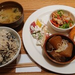 Cafe＆Meal Muji - サーモンフライタルタルソース添え、大根と豚肉の旨煮、干し野菜と帆立のサラダ柚ゴマ風味、リンゴとカッテージチーズのサラダ、ひじきと生姜のご飯、豆腐とわかめの味噌汁