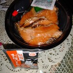 魚丼 - 炙りハラス丼(小盛180g)小盛はお吸い物付き