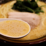横浜家系ラーメン ぎん家 - こってり濃厚豚骨スープ