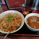 大龍飯店 - 「成龍」の豚バラニンニク丼、半ラーメン・小皿付き（\950）