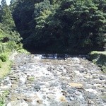 月の峠 - 店のそばには川が流れていたりして