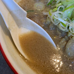 大島 - 味噌ラーメンのスープはラード脂膜は少なめ、まるくマイルドな印象。生姜がかなり効いている。