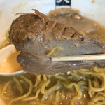 大島 - チャーシューは分厚くホロホロとしっかりパートのメリハリ型。脂身加減も程よい。