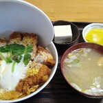 Nomimeshiya Ippuku - 丼ぶりで提供される煮込みカツ丼のビジュアルはたまらない（笑）