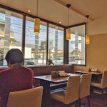 四川 China 八兵衛 - 店内　駐車場が見える