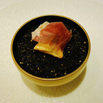 レストラン ラフィナージュ - パンのスフレ　ノワールドビゴール　フランス産原種の豚の生ハム