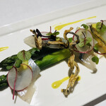 レストラン ラフィナージュ - 大分県産サヨリのマリネ　グリーンアスパラ　サヨリ中骨と皮のフリット　エストラゴンとハーブのソース