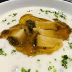 レストラン ラフィナージュ - 北海道函館産蝦夷鮑　6時間蒸し　淡路島産新玉葱の擂り流し　鮑のヴィシソワーズ　コンソメジュレ